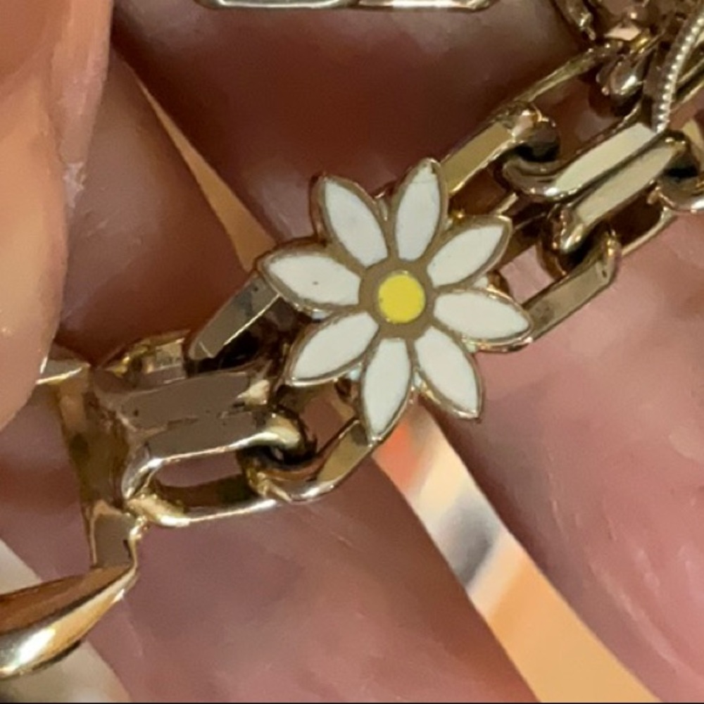 Estate Find Gold Toned Metal Enamel Daisy Bracelet Vintage Unsigned Well Made - Picture 7 of 16